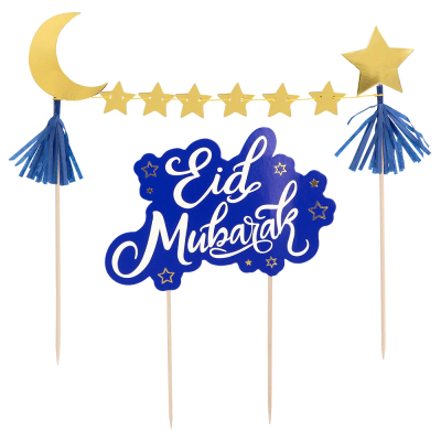 Eid Mubarak-Tortendekorationsset mit dem Text Eid Mubarak auf 2 Zahnstochern und einer Girlande mit Sternen und einem Mond auf 2 langen Zahnstochern.