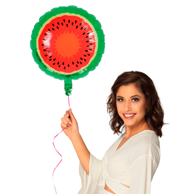 Runder Folienballon, der wie eine Wassermelone aussieht.
