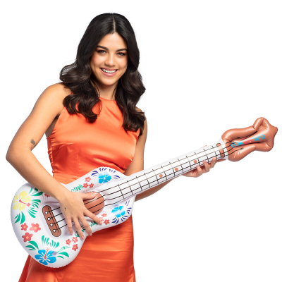 Vrouw met witte opblaasbare gitaar versierd met tropische versieringen.