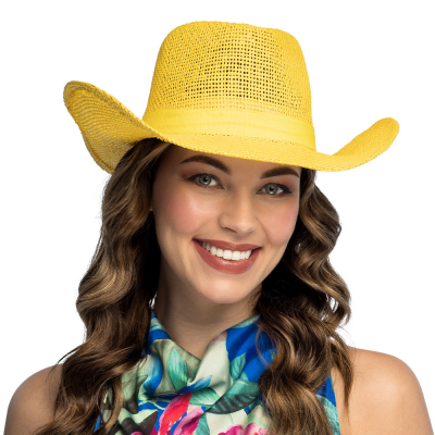 Vrouw met gele cowboyhoed van gevlochten materiaal, perfect voor themafeesten, carnaval, festivals en zomerse country party�s.