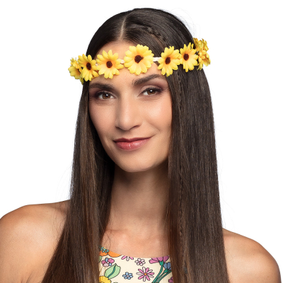 Vrouw met een haarband met gele bloemetjes.