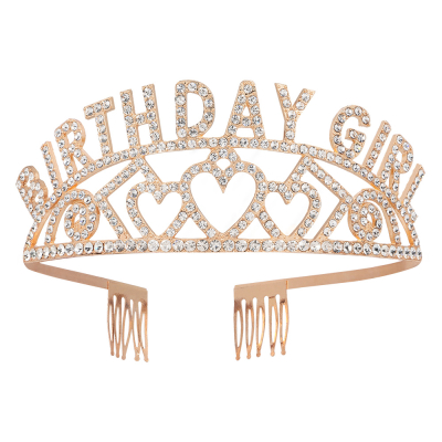 Goudkleurige, metalen tiara met de tekst Birthday Girl. De tiara is versierd met strass steentjes.