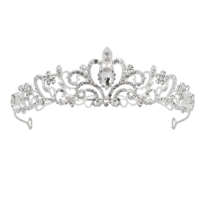 Zilveren prinsessentiara met diamantjes en versieringen.
