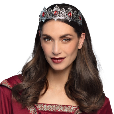 Een vrouw met lang bruin golvend haar heeft een bordeaux rode middeleeuwse jurk aan en een zilveren kroon op met robijnen.