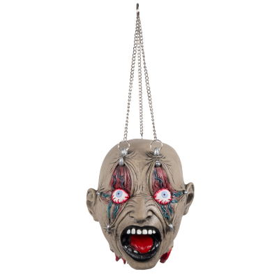 Décoration d'Halloween représentant une tête coupée avec des yeux exorbités et une langue saillante. Des crochets à viande dans les paupières et à l'arrière de la tête sont des chaînes avec lesquelles on peut suspendre la tête.