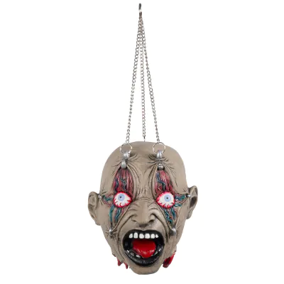 Décoration d'Halloween représentant une tête coupée avec des yeux exorbités et une langue saillante. Des crochets à viande dans les paupières et à l'arrière de la tête sont des chaînes avec lesquelles on peut suspendre la tête.
