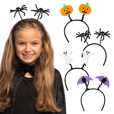 Meisje met een Halloweendiadeem op haar hoofd met 2 zwarte spinnen erop. Naast haar zie je onder elkaar een diadeem met 2 pompoenen, een diadeem met 2 spinnen, een diadeem met 2 spookjes en een diadeem met 2 vleermuizen.