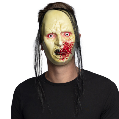Man met eng Halloween horror masker op met rood omrande ogen, zwarte tanden, bloedspetters bij de mond alsof er iemand neergeschoten is en een paar plukjes lang, zwart haar rond het masker.