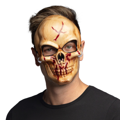Mann, der eine Halloween-Maske mit einem blutigen Schädel trägt.