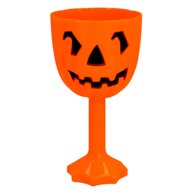 Orangefarbenes Halloween-Glas aus Kunststoff auf einem kürbisähnlichen Bein mit Gesicht.