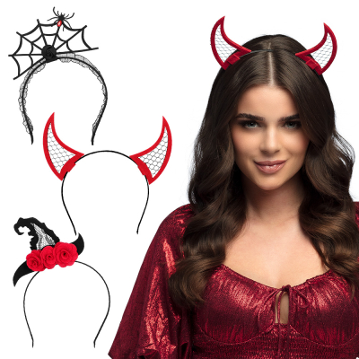 Une femme porte un diadème d'Halloween avec le contour de cornes de diable. À sa gauche, un diadème avec une toile d'araignée avec une araignée, un diadème avec des cornes de diable et un diadème avec un chapeau de sorcière noir avec des roses rouges se t