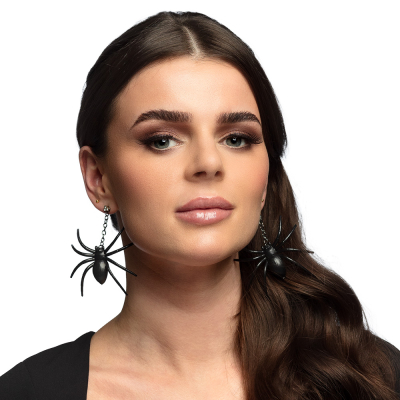 2 Halloween-Ohrringe mit schwarzen Spinnen. Die Ohrringe sind mit einem Clipverschluss versehen.
