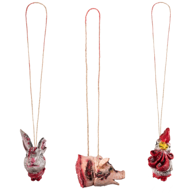 3 Halloween decoraties van een afgehakte konijnenkop, een varkenskop en een hanenkop. De decoraties zijn voorzien van een lang koord.