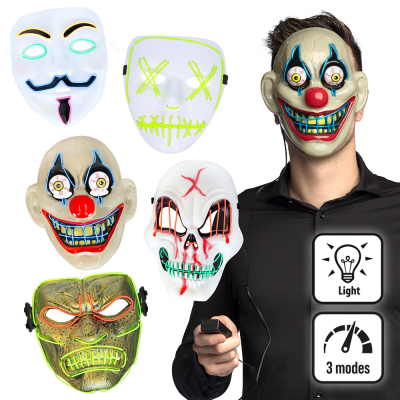 Mann mit Halloween-LED-Maske eines Horror-Clowns auf dem Kopf und in der Hand eine schwarze Fernbedienung. Auf der linken Seite sehen Sie eine Totenkopfmaske, einen Killer, einen Hacker, einen Horrorclown und einen Samurai.