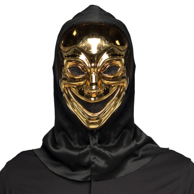 Persoon draagt een goudkleurig Halloweenmasker met zwarte capuchon.