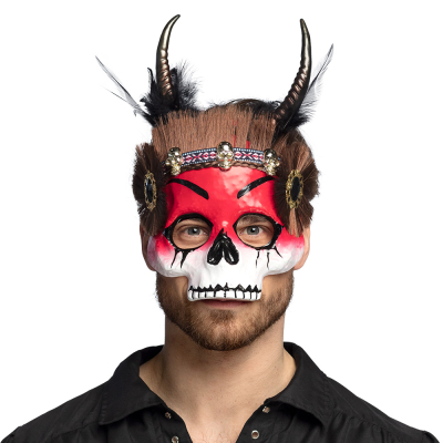 Man met een half gezichtsmasker van een voodoo skull met hoorntjes, kort haar aan de bovenzijde en versierd met rozetten aan de zijkant. 