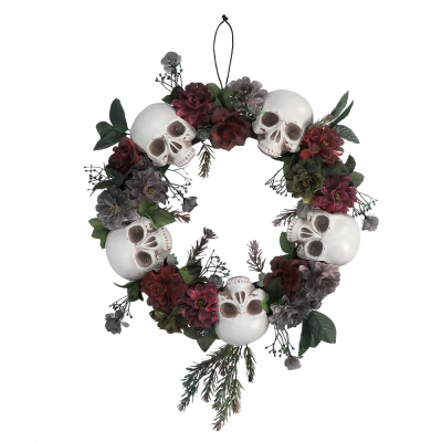 Halloween-Lorbeerkranz mit Totenköpfen und Blumen. Am oberen Ende befindet sich eine Schleife.