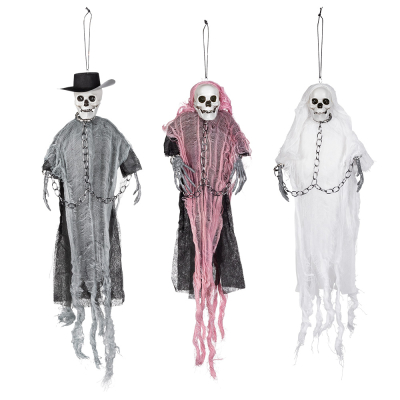 3 squelettes de décoration suspendus pour Halloween : squelette missionnaire, squelette avec un tissu rose et squelette avec une robe blanche.