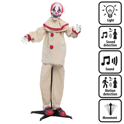 Décoration d'halloween sur pied d'un clown d'horreur avec un sourire effrayant, des cheveux rouges, un costume blanc et des yeux rouges lumineux, faisant également des sons et des mouvements.
