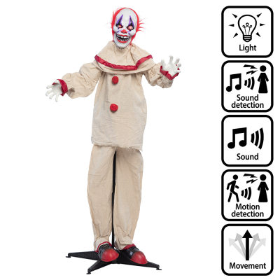 Staande halloweendecoratie van een horror clown met een griezelige lach, rood haar, wit kostuum en rode oplichtende ogen, die ook geluiden en bewegingen maakt.
