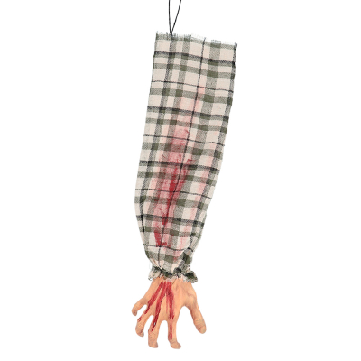 Een halloweendecoratie dat je kan ophangen aan een touwtje en eruit zit als een bloederige arm met een mouw van een geblokt shirt.
