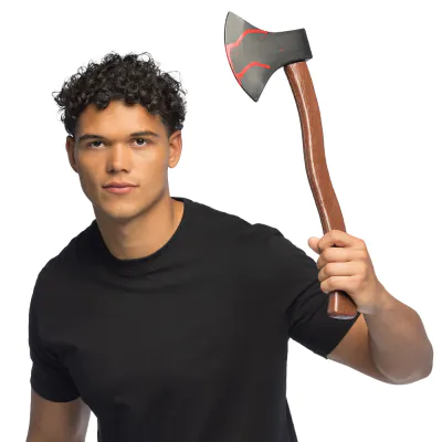 Een man houdt een griezelige nepbijl vast met bloederige details en staat in een dreigende houding om zijn Halloween look compleet te maken.