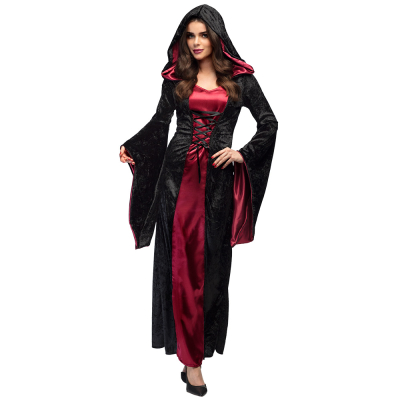 Frau trägt langes schwarzes und rotes Halloween-Vampirkleid mit langen, weiten Ärmeln. 