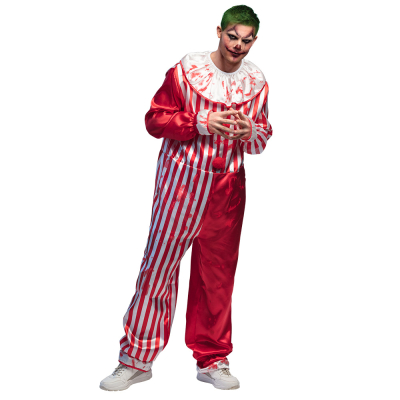 Gesicht eines geschminkten Mannes, der ein blutiges Halloween-Horror-Clown-Kostüm in Rot/Weiß mit weißem Kragen trägt. 