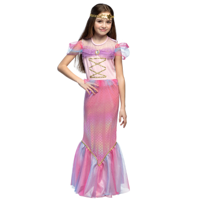 Meisje met een roze prinsessen zeemeermin jurk en een goudkleurige hoofdband.