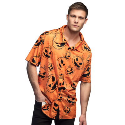 Man heeft een oranje blouse met korte mouwen aan, met daarop meerdere zwarte horror pompoenen als motief.