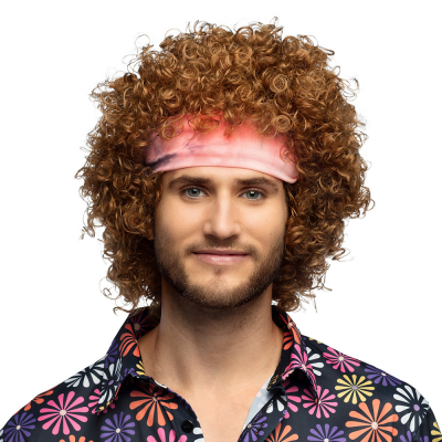 Man met een bruine pruik met kleine krullen en een roze haarband.