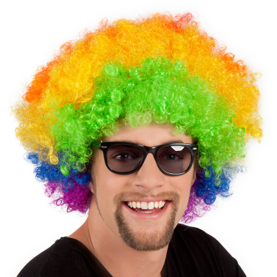 Lachende man met snor en baardje draagt een zwarte feestbril met een grote regenboogkleurige groove krulletjespruik.