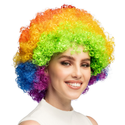 Lachende man met snor en baardje draagt een zwarte feestbril met een grote regenboogkleurige groove krulletjespruik.