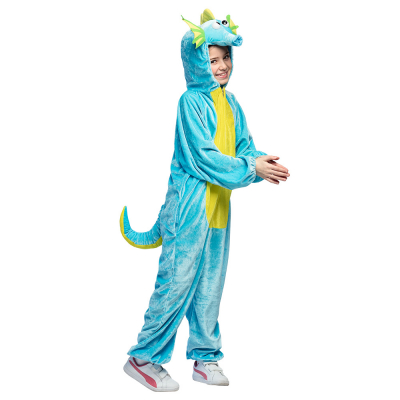 Lachend meisje draagt een blauw zeepaardje funny onesie kostuum.