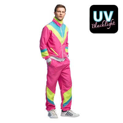 Man in retro 90s trainingspak in felroze met neon gele en blauwe strepen. De jas en de broek hebben ritsen en witte boorden.