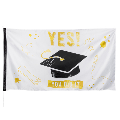 Witte vlag met opdruk van een afstudeerhoedje en de tekst 'Yes you did it'.