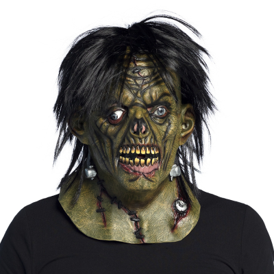 Man met een halloween latex masker op van een groen monster met bouten, littekens en warrig halflang zwart haar