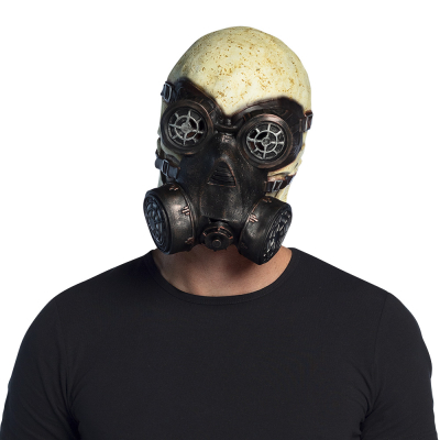 Man draagt een halloween latex masker van een doodskop met een gasmasker op.