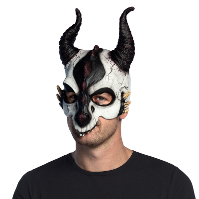 Man draagt een halloween latex halfmasker van een demonisch drakenschedel met grote zwarten hoorns.