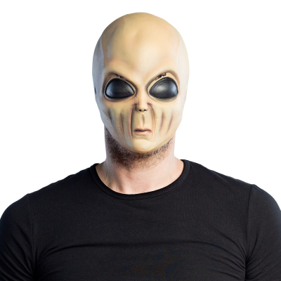 Man draagt een halloween latex masker van een gerimpelde alien met grote zwarte ogen, kleine neus, kleine mond en twee spleetjes als kijkgaten.