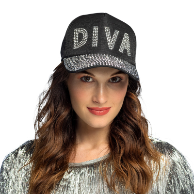 Une femme porte une casquette de baseball noire avec le texte � DIVA � en pierres scintillantes et un bord �tincelant. Un accessoire � la fois cool et �l�gant pour les f�tes sur le th�me des divas, les soir�es entre filles ou le carnaval.