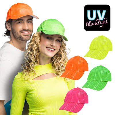 Deux mod�les pr�sentent des casquettes � paillettes brillantes de couleur n�on qui s'illuminent � la lumi�re noire. Ces casquettes sont parfaites pour les soir�es disco, n�on ou ann�es 80 et, bien s�r, pour le carnaval, o� les accessoires tape-�-l'�il son