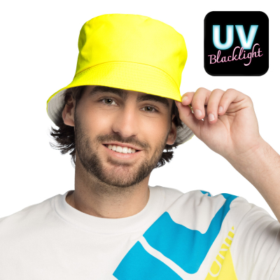 Man draagt een felgele bucket hat met UV blacklight-effect. Leuk accessoire voor foute party, carnaval of festival.