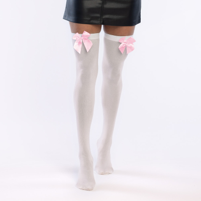 Witte overknee kousen met satijnen roze strikjes aan de bovenkant. Speels en verleidelijk, perfect voor schoolgirl-kostuums, themafeesten of carnaval.