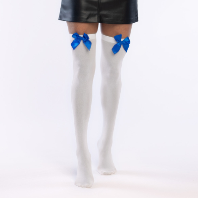 Witte overknee kousen met opvallende satijnen blauwe strikken. Leuk detail voor feestelijke verkleedoutfits zoals sprookjesfiguren of een speelse carnavalslook.