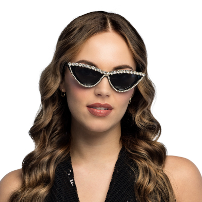 Frau tr�gt eine schwarze Cat-Eye-Brille mit auff�lligem Gestell, das komplett mit glitzernden Strasssteinen besetzt ist. Ideal als glamour�ses Accessoire f�r Partys oder Faschingspartys.