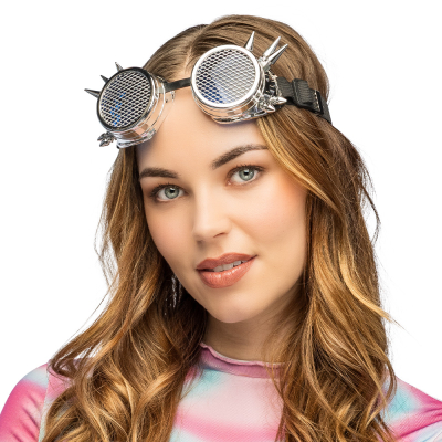 Eine Frau trägt eine silberne Partybrille im Steampunk-Stil mit coolen Spikes auf der Stirn für einen industriellen Rave-Party-Look.