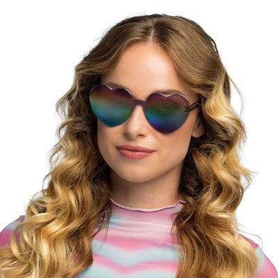 Vrouw draagt een strakke hartvormige zonnebril met spiegelende regenboogglazen. Een opvallend statement piece voor festivals en carnaval.