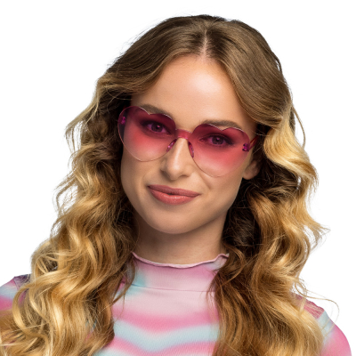 La femme porte des lunettes roses transparentes en forme de c�ur, avec un effet ludique et romantique. Id�ales pour les f�tes � th�me telles que la Saint-Valentin ou les carnavals.