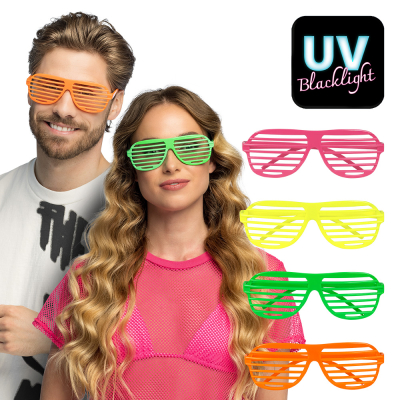 Man en vrouw dragen klassieke shutter shades, brillen met horizontale strepen zonder glazen. Verkrijgbaar in neon oranje, groen, geel, roze en UV-reactief. Populair voor carnaval, foute party�s of 80s feesten.